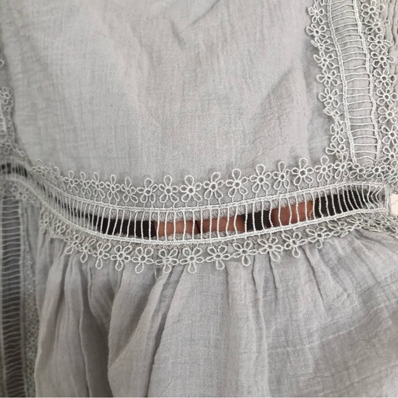 Ruffled sleeves smocked sides lace peak all over size small. - Picture 9 of 14